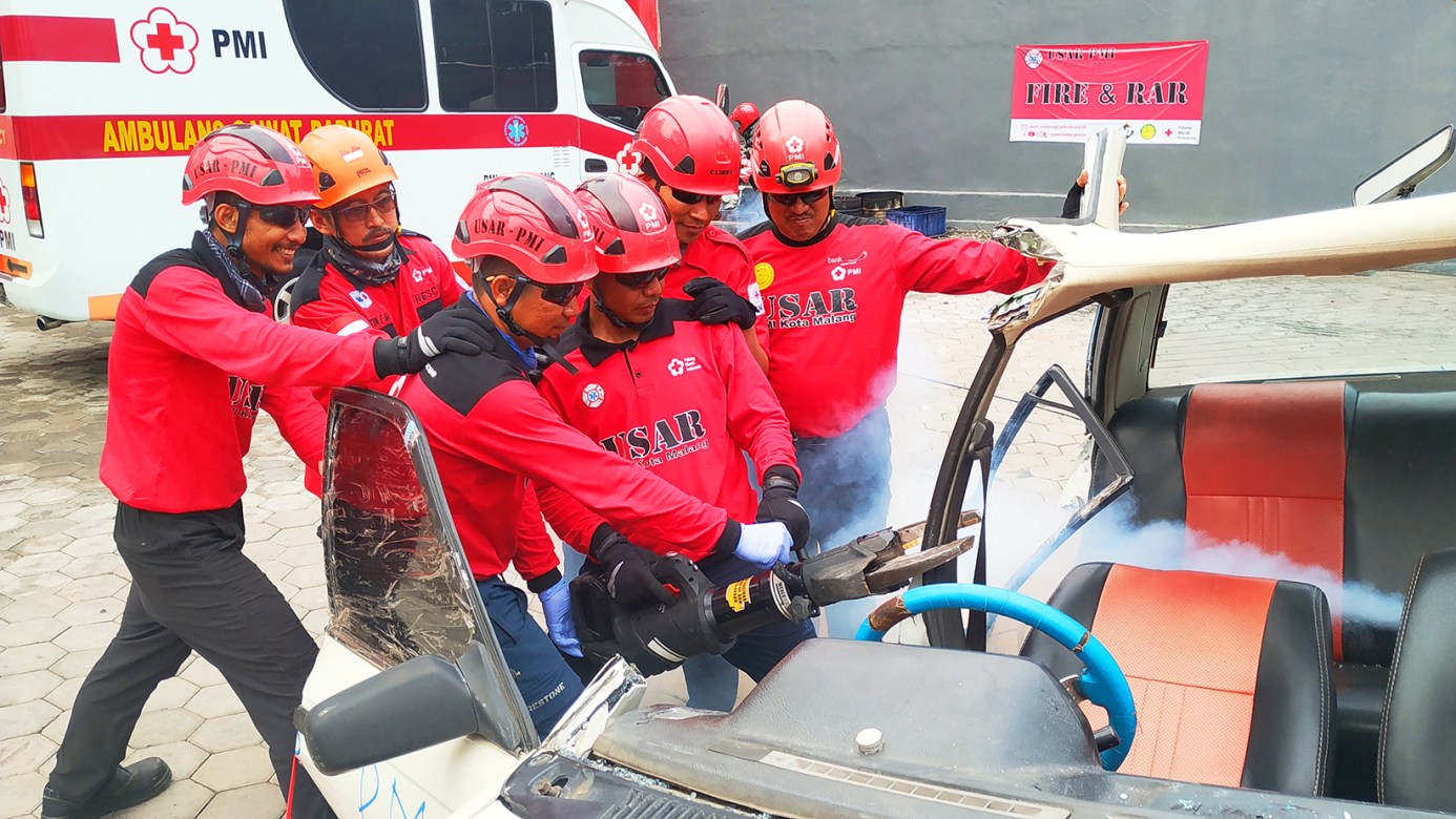 first aid accident kecelakaan diklat PMI PMR KSR relawan pekanbaru korps Red Cross Indonesia website