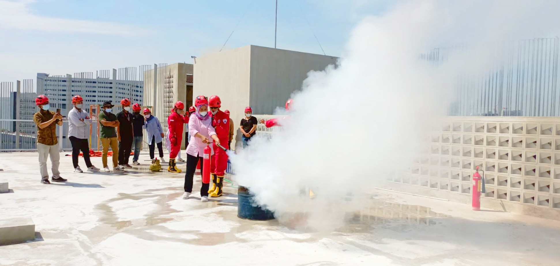 first aid fire training pelatihan kebakaran diklat PMI PMR KSR relawan pekanbaru korps Red Cross Indonesia website