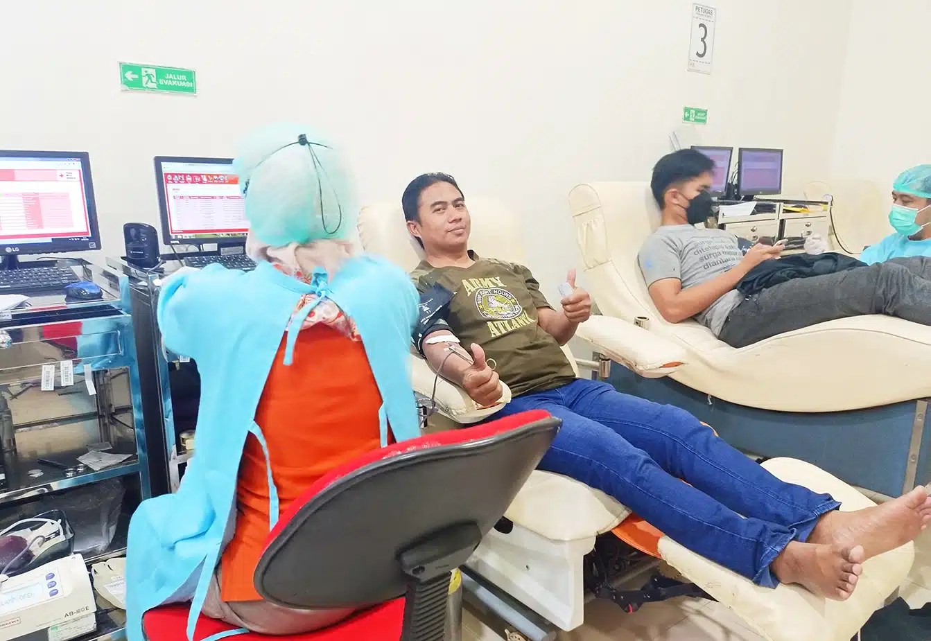 Relawan-PMI-PMR-KSR-pekanbaru-donor-darah-warga-bantuan-bencana-Indonesian-red-cross-bulan-sabit-Palang-Merah