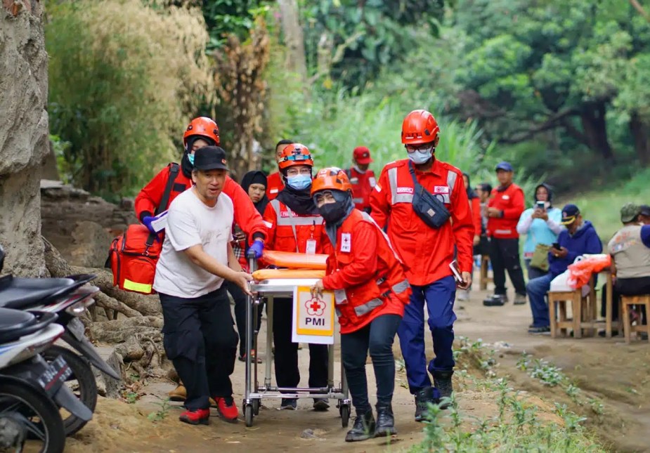 first-aid-diklat-PMI-PMR-KSR-relawan-pertolongan-bencana-pekanbaru-korps-Red-Cross-Indonesia-website-by-WINSON-MEDIA-TEKNOLOGI-WEBCLOUDHOSTER-jasawebpekanbaru-.com-baliwebservices.com